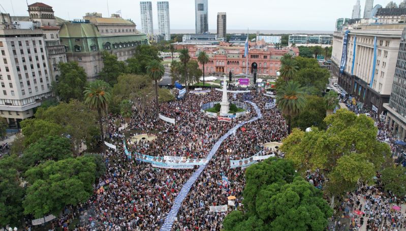 Marcha por el Día de la Memoria: masiva movilización a Plaza de Mayo, a 50 años del último Golpe