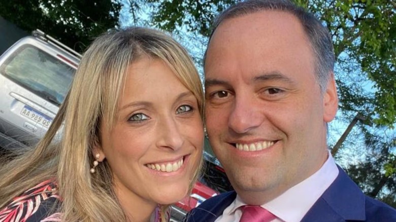 Adorni justificó el viaje de su esposa en el avión presidencial: “Vengo a deslomarme a Nueva York”