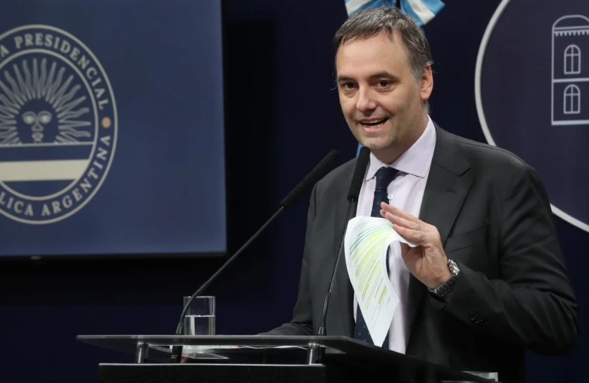 Manuel Adorni tiene peor imagen que Cristina Kirchner, presa por corrupción