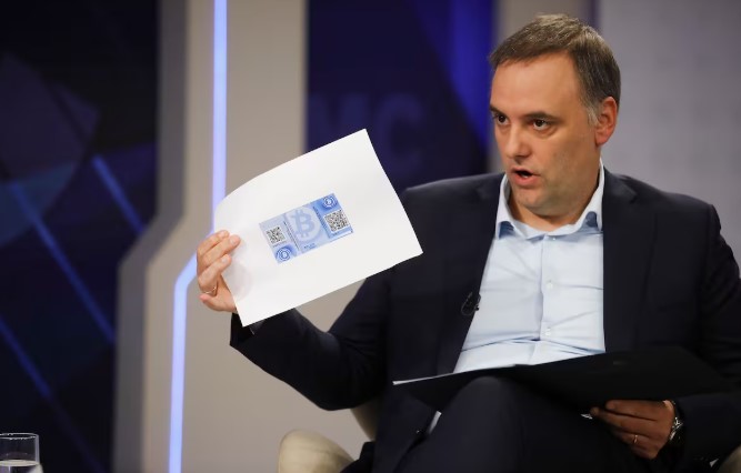 Adorni ahora dijo que ganó medio millón de dólares con bitcoin