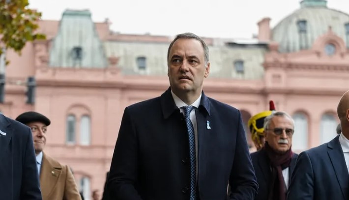 Adorni enfrenta una moción de censura, la presión de la Justicia y críticas de sus aliados