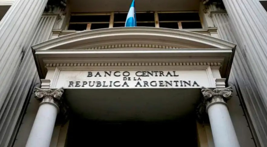 El Gobierno firmó el swap con el Tesoro de Estados Unidos por u$s20 mil millones para estabilizar el dólar
