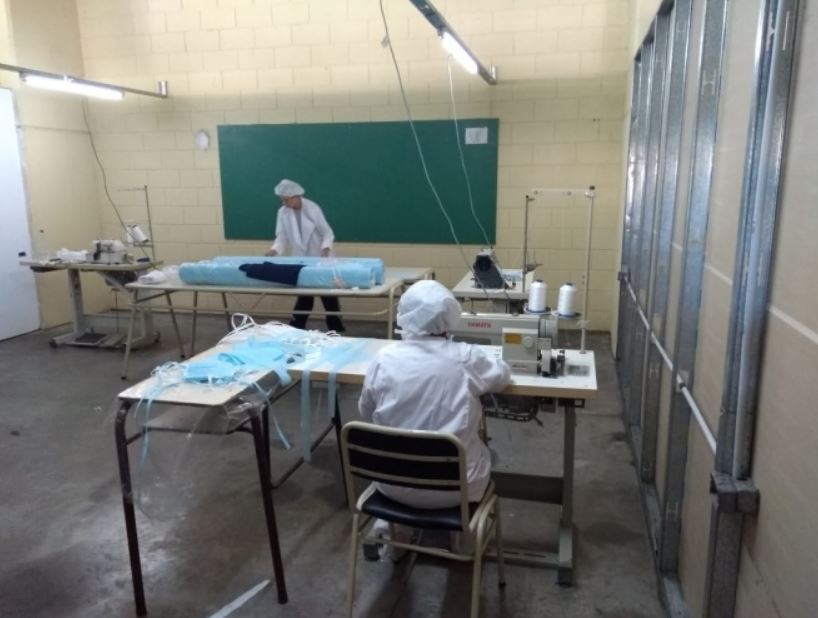 Bajo estrictas medidas de bioseguridad ya elaboraron 19.000 barbijos y 500 kits sanitarios en las cárceles bonaerenses