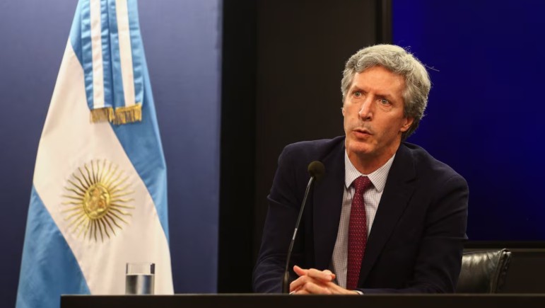 El presidente del BCRA defendió los cambios en los créditos en dólares a empresas: “Ayudará a la construcción y las pymes”