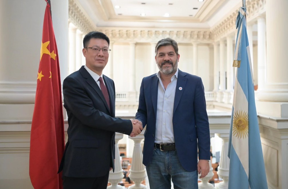Mientras Milei se apoya de EEUU, Kicillof fortalece lazos con China