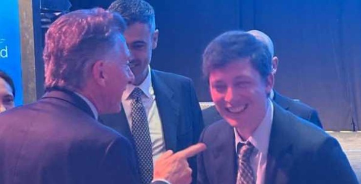 Mauricio Macri y Santiago Caputo se abrazaron y bromearon en público en la cena de la Fundación Libertad