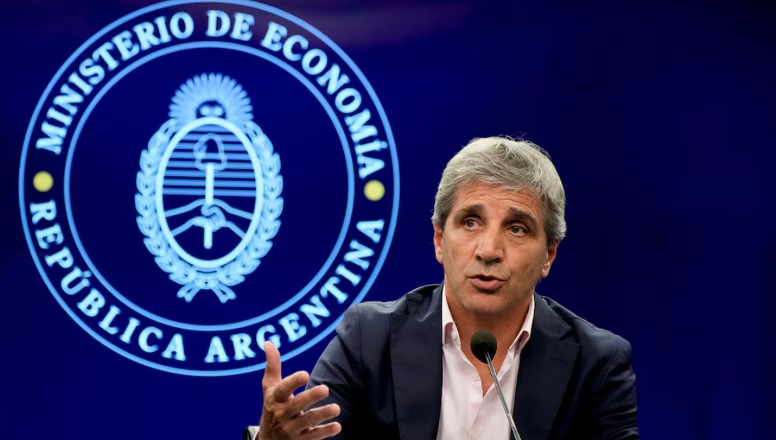 Caputo explicó como buscan facilitar la circulación de dólares en el colchón: “Que se usen sin dar explicaciones”