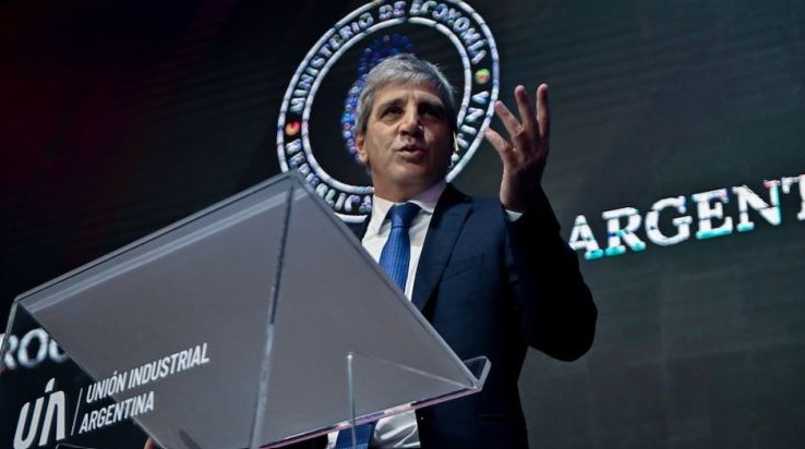 Caputo habló ante los empresarios de la UIA: “En la mayoría de los países el dólar no flota libremente, no nos agrandemos”