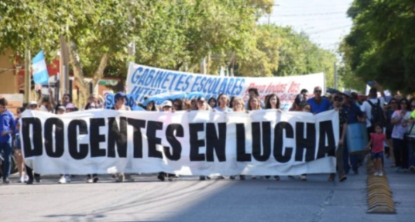 En un DNU sobre mercado marítimo, el Gobierno incluyó a la educación como servicio esencial y limitó el derecho a huelga de los docentes