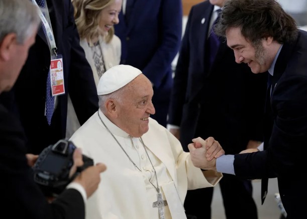 Milei viaja a Roma para asistir al funeral del papa Francisco en compañía de medio Gabinete