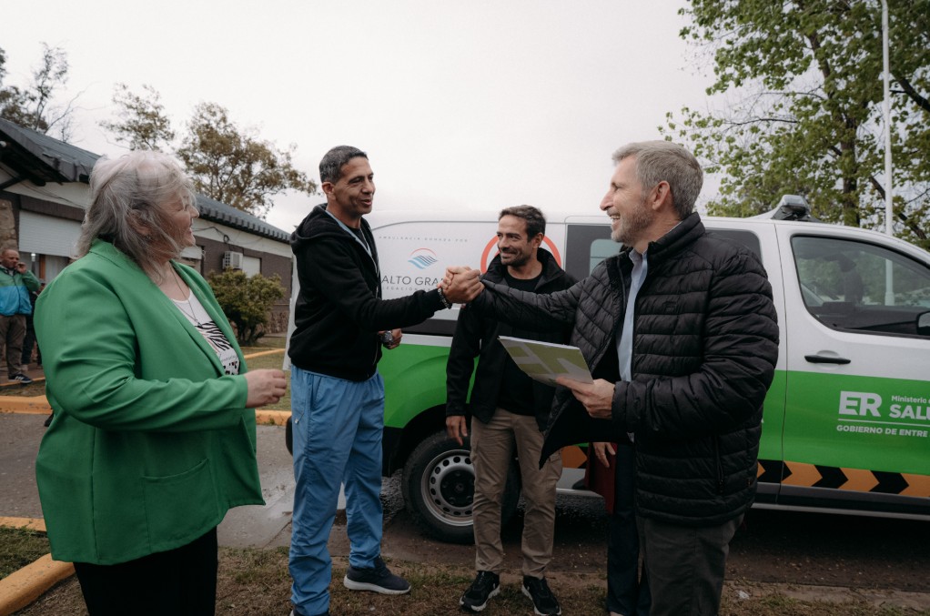 El gobernador Rogelio Frigerio entregó ambulancias y vehículos para fortalecer la atención sanitaria en el sur entrerriano