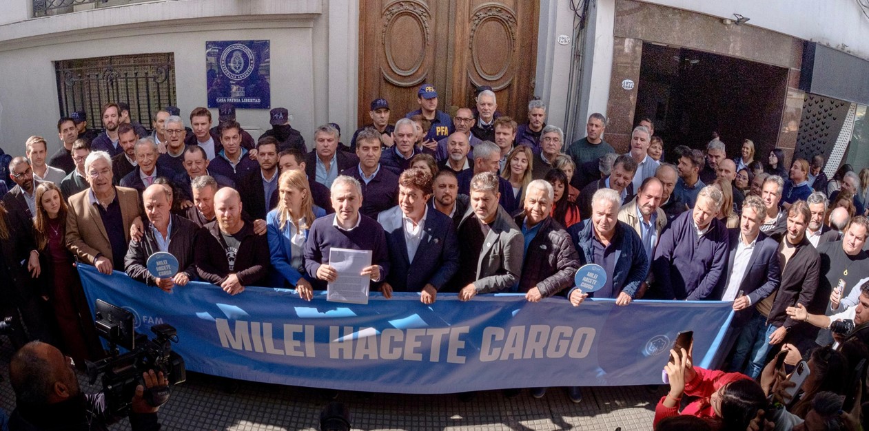 Ministros bonaerenses e intendentes marcharon a Capital Humano en reclamo de fondos para programas alimentarios