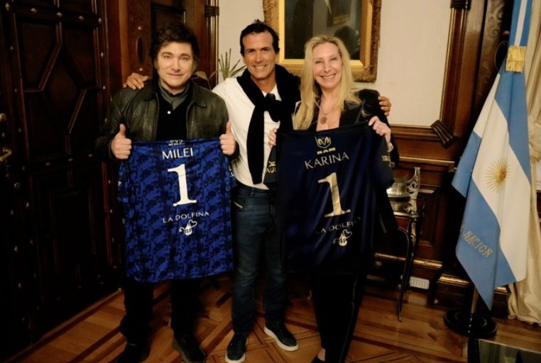 Antes de viajar a París, Milei le entregará un reconocimiento al polista Adolfo Cambiaso