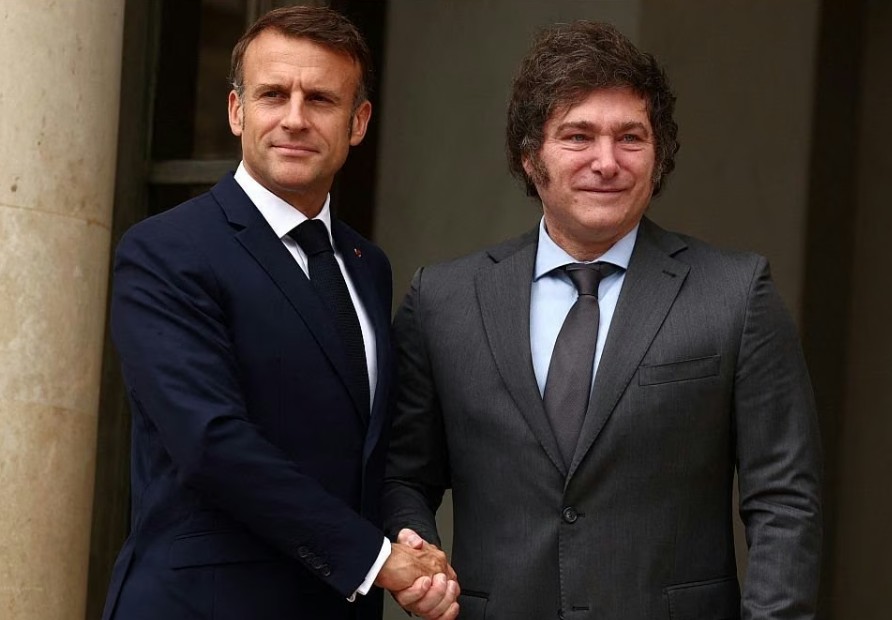 Milei llega a París con 13 gobernadores y empresarios para buscar inversiones en la Argentina Week