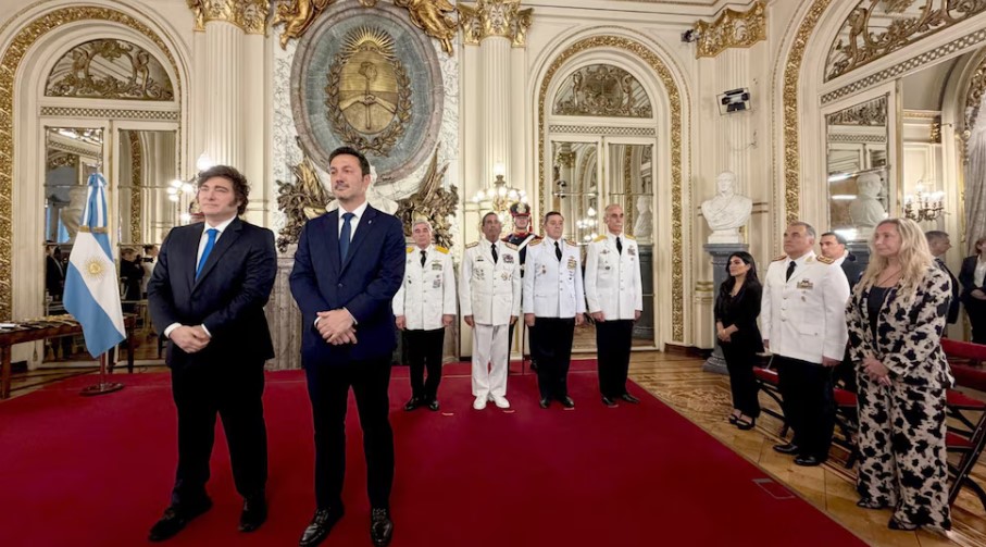 Milei encabezó la entrega de Sables las Fuerzas Armadas y se mostró con el flamante ministro de Defensa
