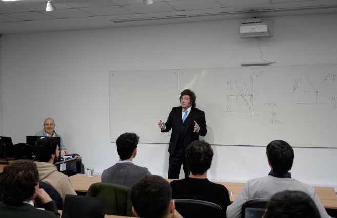 Milei dio una clase en la Universidad de San Andrés en la cátedra de Sturzenegger