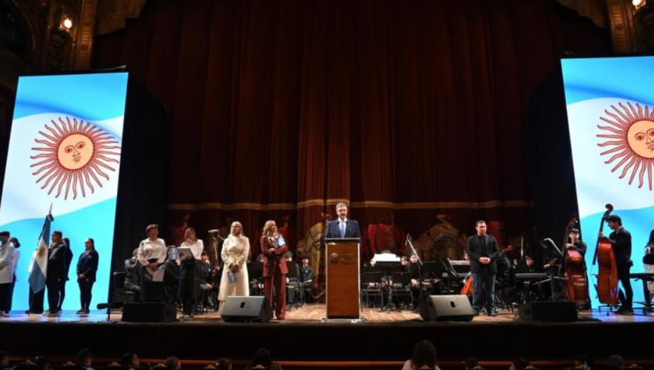 Más de 1.100 chicos prometieron lealtad a la bandera en el Teatro Colón y le cantaron el feliz cumpleaños a Messi