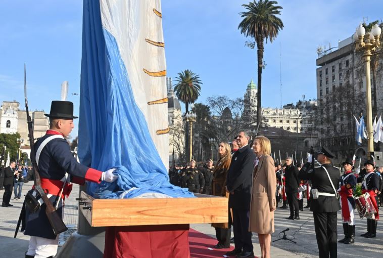 Día de la Independencia: Jorge Macri encabezó el izamiento de la bandera en la Plaza de Mayo