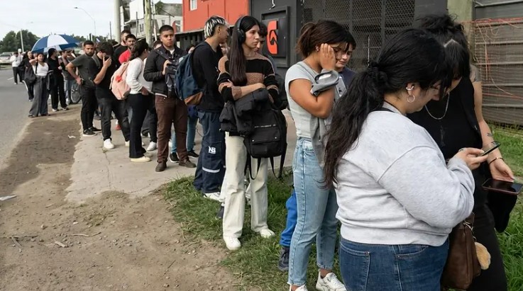 Casi 7 de cada 10 jóvenes están desocupados o tienen un empleo informal según la UCA