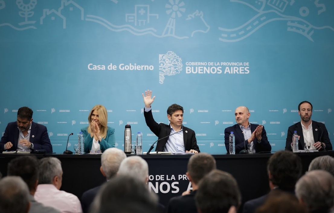 Kicillof, junto al ministro de Economía bonaerense, presentó el presupuesto 2026 para la provincia