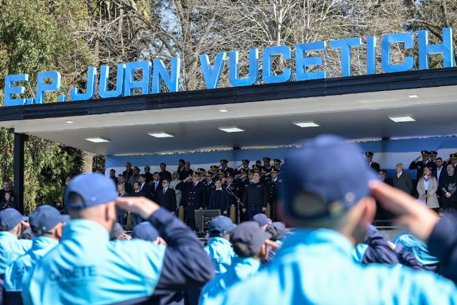 Más de 2.000 cadetes de la policía provincial juraron fidelidad a la bandera nacional en la Provincia de Buenos Aires