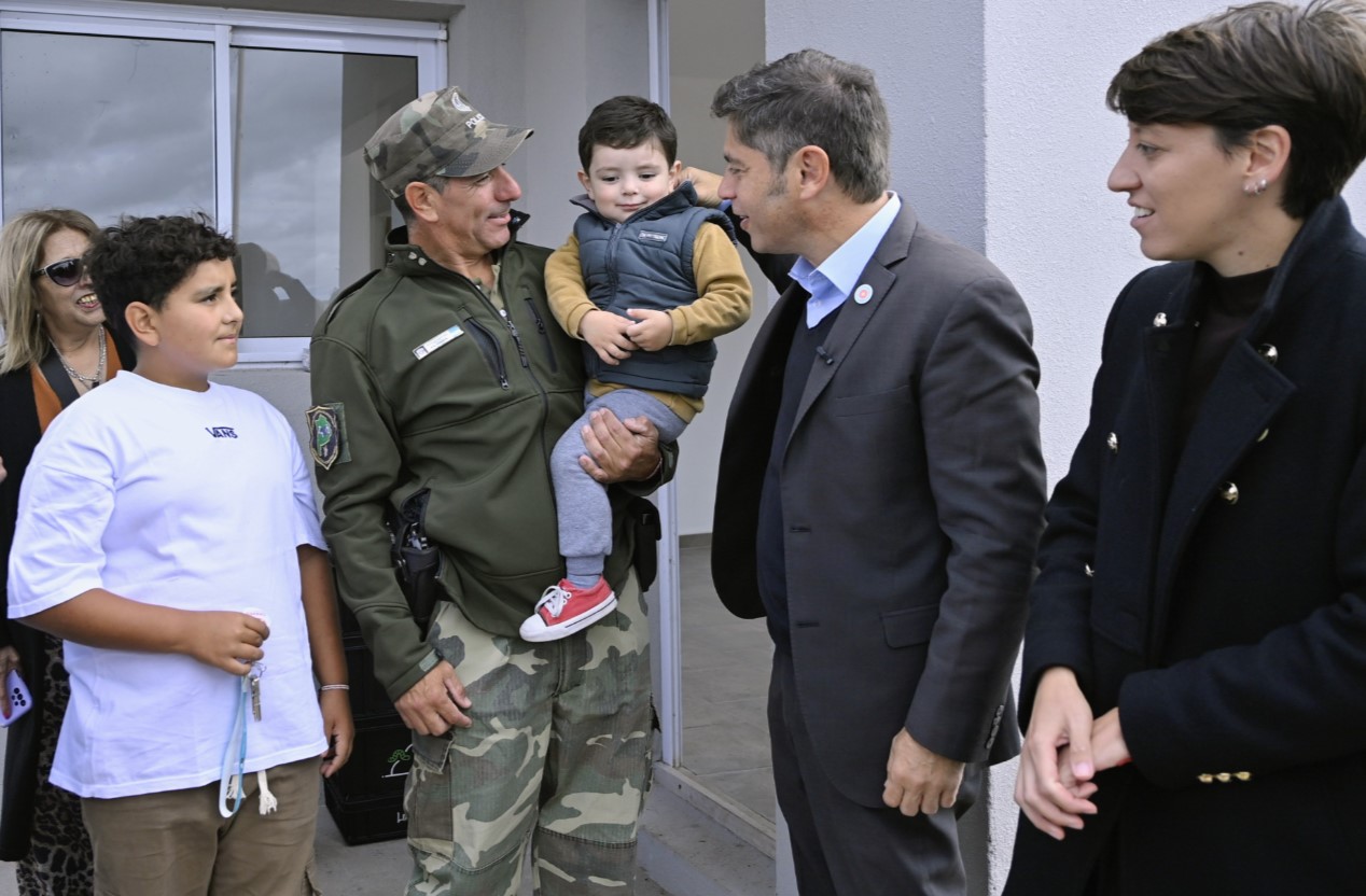 Kicillof entregó viviendas a familias de De la Garma en Gonzales Chaves