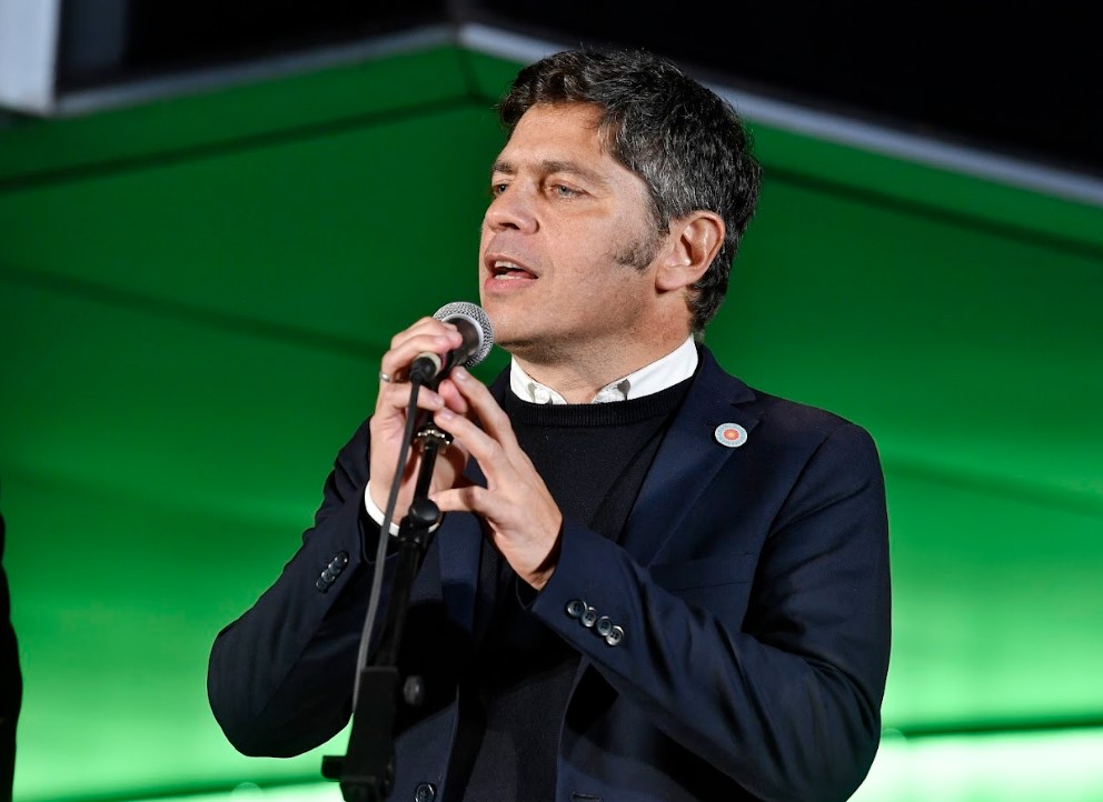 Con chicana para Adorni, Kicillof acusó a Milei por el precio de la nafta: 