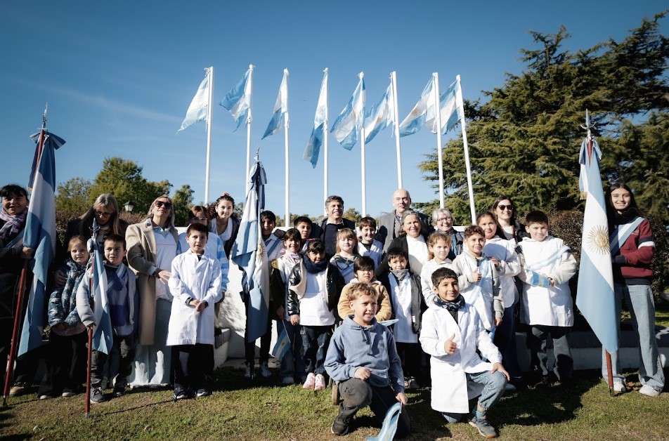 Kicillof encabezó la ceremonia de promesa a la bandera nacional de alumnos de la localidad rural de San Jorge