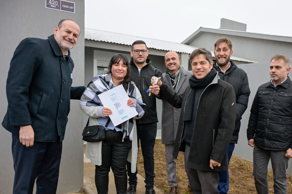 Kicillof entregó viviendas a familias de Bahía Blanca