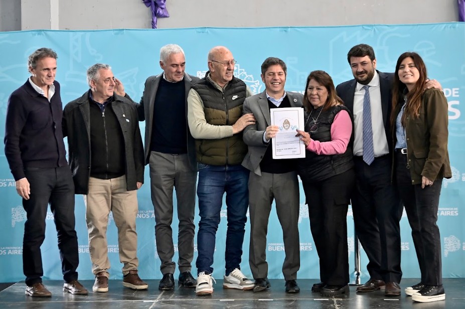 Kicillof entregó viviendas y escrituras a familias de Berisso