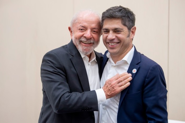 Axel Kicillof aseguró que la derrota de Bolsonaro ante Lula representa un rechazo al modelo de “la motosierra de Milei”