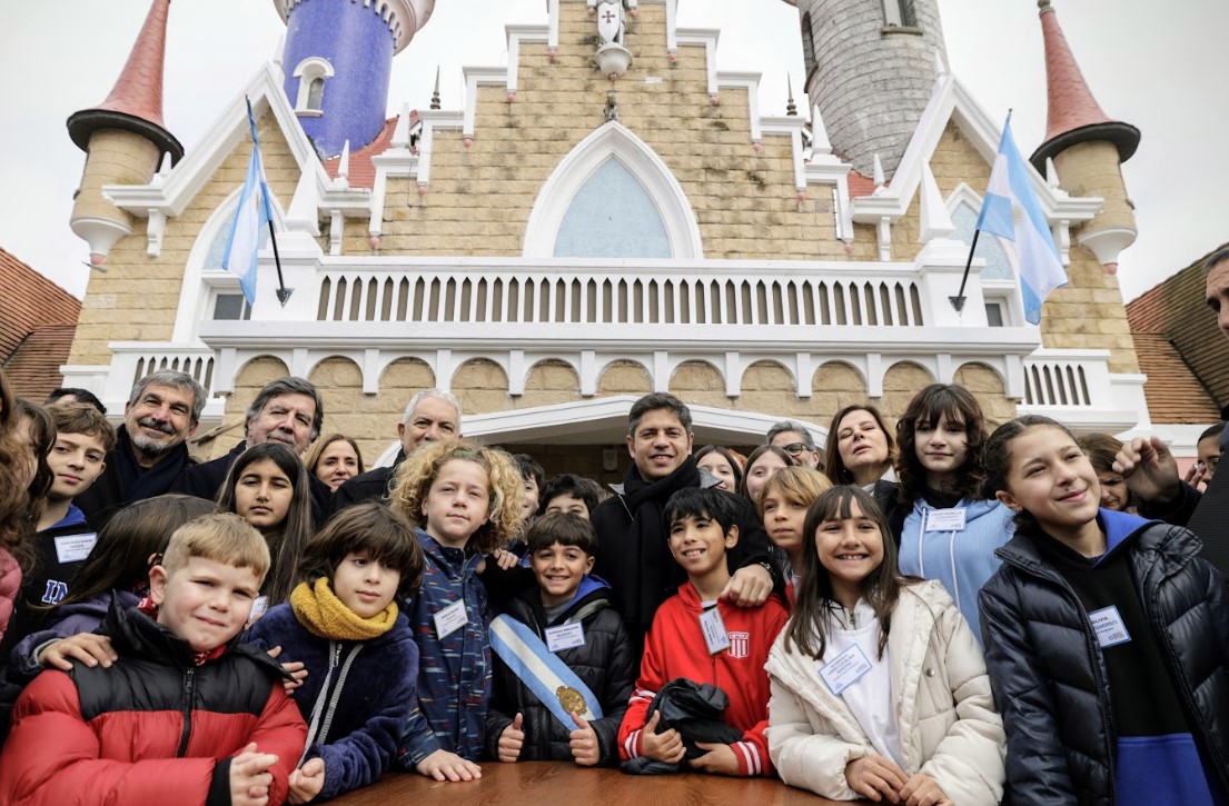 Kicillof inauguró un Mercado Bonaerense y puso en funcionamiento el primer Centro de Energías Renovables