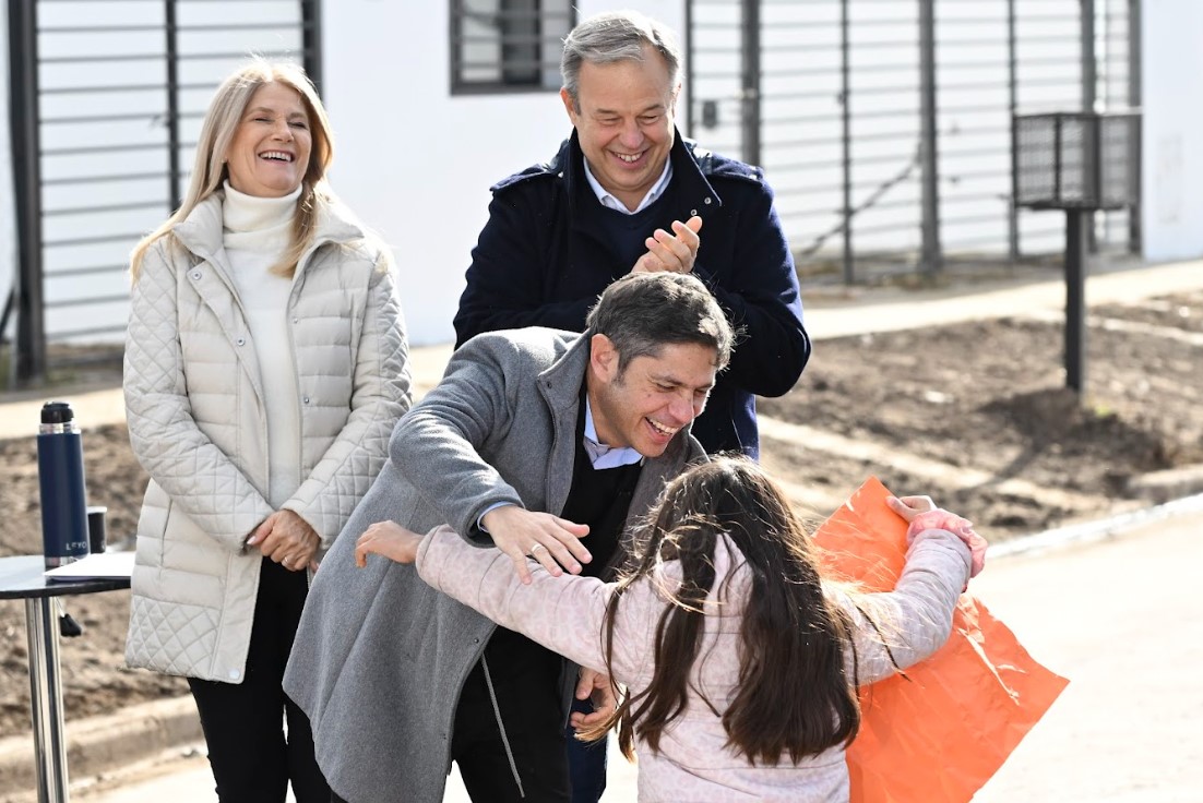 Kicillof y Magario entregaron 110 viviendas a familias de Berazategui