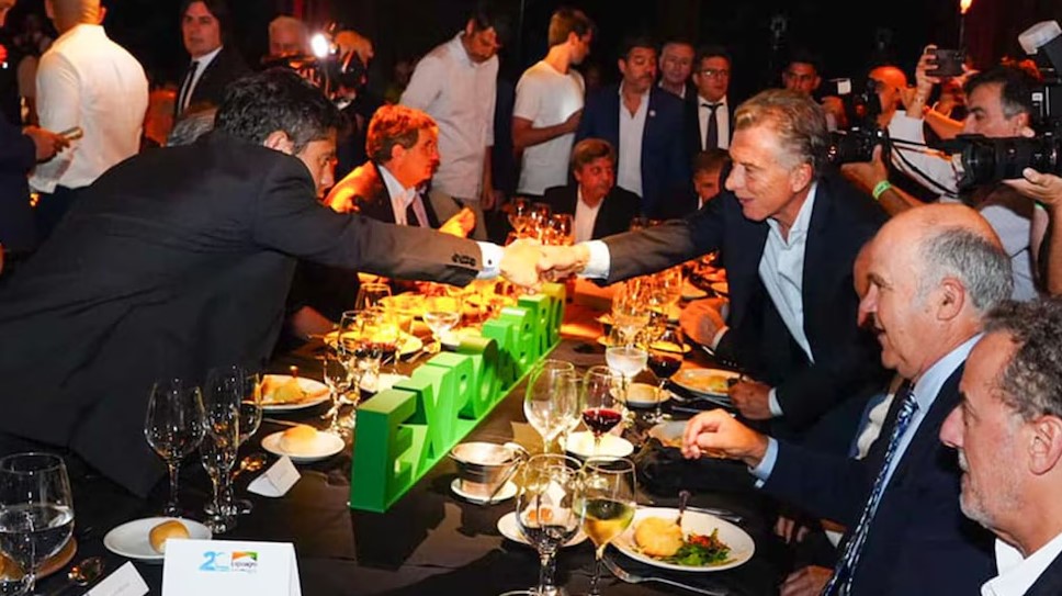 El saludo entre Mauricio Macri y Axel Kicillof: compartieron la mesa principal en Expoagro