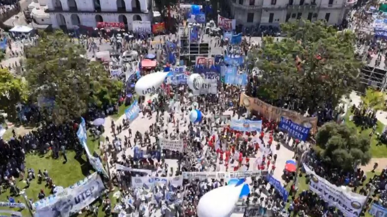 Marcha de la CGT,: Los manifestantes empiezan a concentrarse en Plaza de Mayo