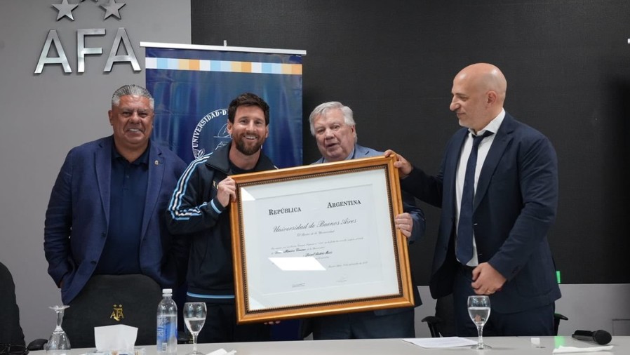 Messi fue reconocido por la UBA con el doctorado honoris causa antes de la despedida de la Selección: 