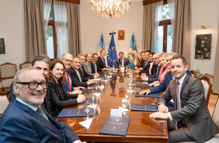 El gobernador Orrego recibió a embajadores europeos en Casa de Gobierno