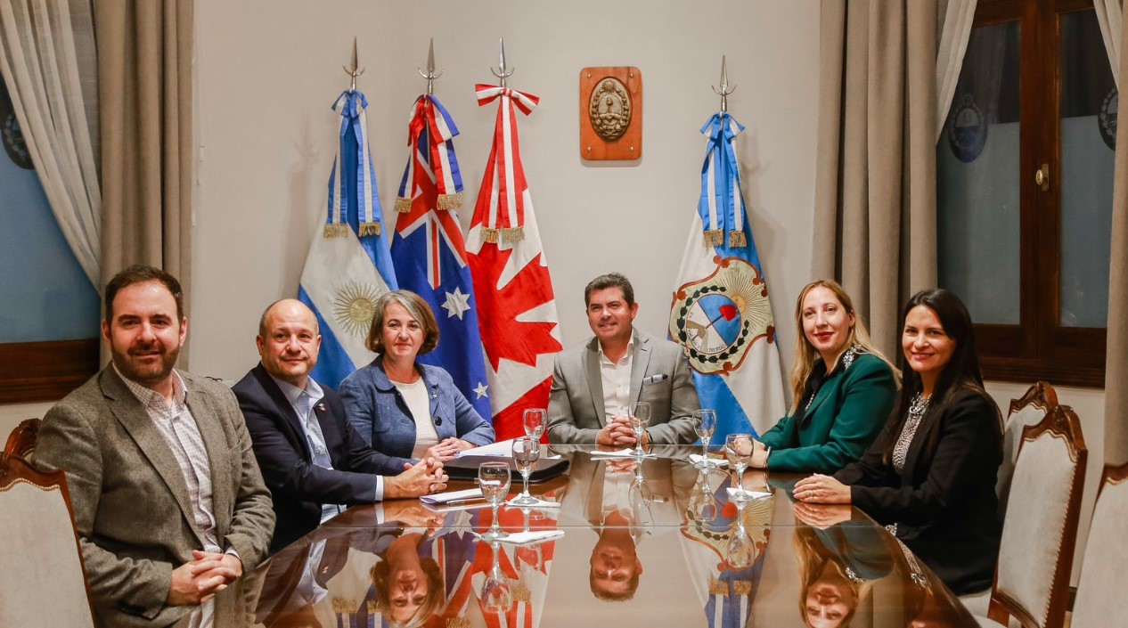 El gobernador Marcelo Orrego recibió a los embajadores de Australia y Canadá
