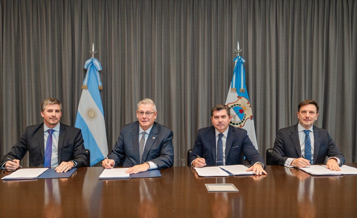 El gobernador Orrego concretó un acuerdo con Vicuña que aportará US$ 250 millones para infraestructura