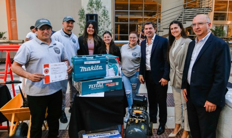 Apoyo a emprendedores en San Juan: Orrego entregó insumos y certificados del programa ATP