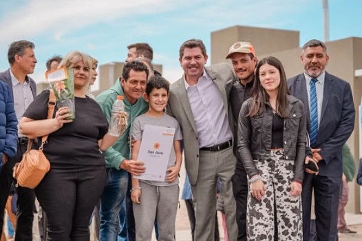 Orrego anunció un megaplan de viviendas para San Juan y avanza con la firma de los contratos de obra