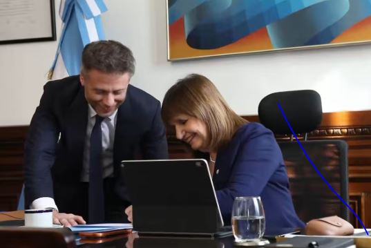 Nuevo video de Patricia Bullrich: cantó una canción de Lali, enemistada con el presidente Milei