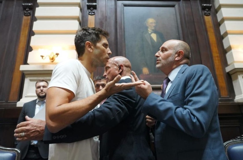 Escándalo en la Legislatura: un intendente quiso asumir su banca sin tomarse la licencia de rigor y casi lo saca seguridad
