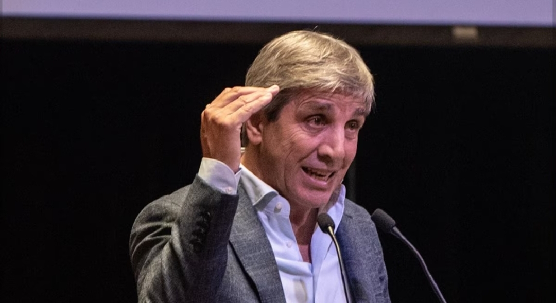 Luis Caputo defendió el nuevo sistema de control: “Por debajo de $50 millones por mes, cada persona puede gastar sus ahorros sin problema”