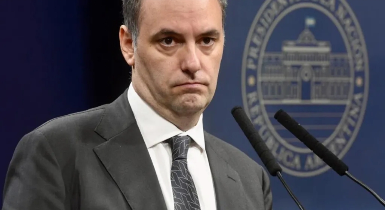 Reapareció Manuel Adorni en redes sociales: ironías en medio del escándalo por las denuncias