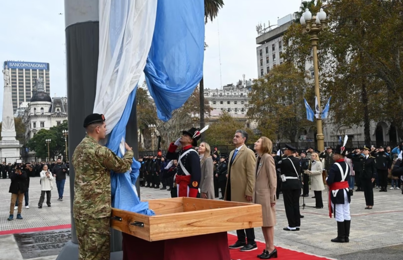 Jorge Macri encabezó el izamiento de la bandera en la Plaza de Mayo