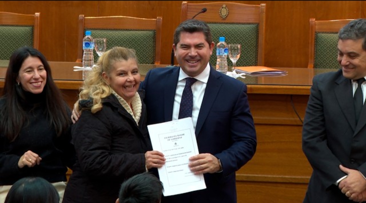 Orrego entregó escrituras y reafirmó el compromiso de avanzar con la regularización dominial en San Juan