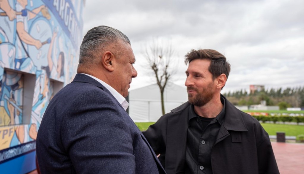 Mientras Bullrich denunciaba a la mano derecha de Tapia, el presidente de AFA se fotografiaba con Messi