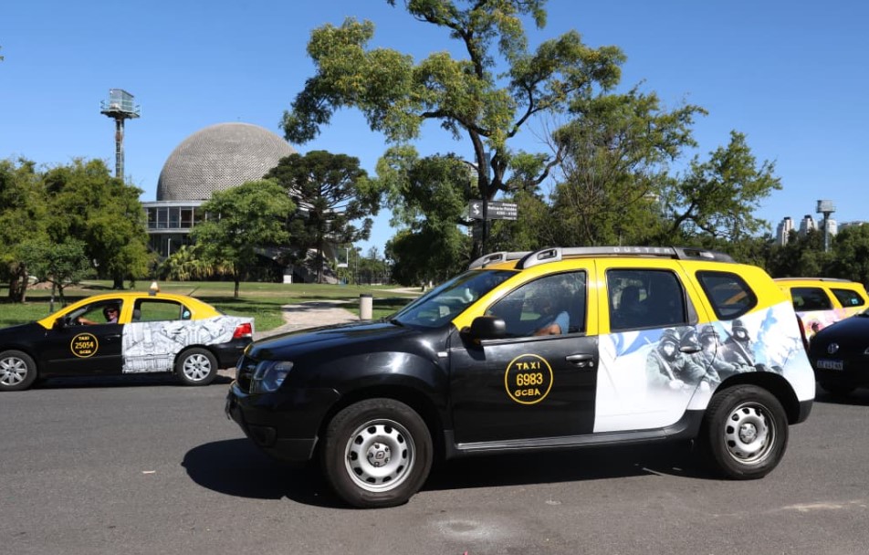 La Ciudad da créditos blandos para que taxistas, remiseros y repartidores en moto puedan comprar vehículos eléctricos