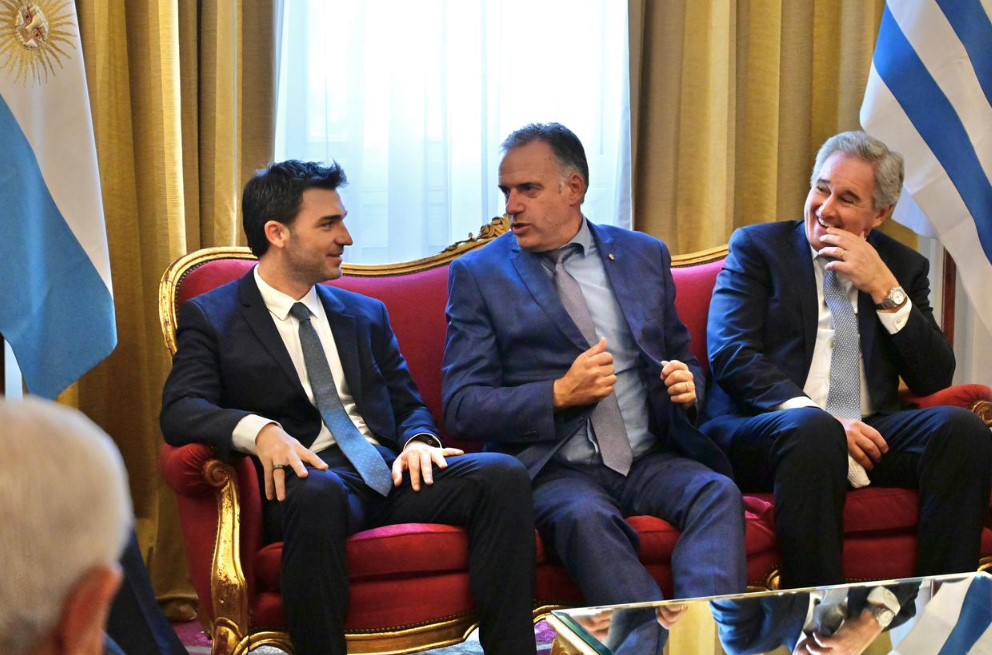 Ante el presidente de Uruguay y el canciller argentino, Torres destacó el potencial productivo y comercial de Chubut
